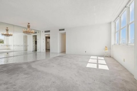 Condo in North Miami, Florida, 2 bedrooms  № 2368357 - photo 6