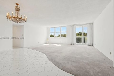 Condo in North Miami, Florida, 2 bedrooms  № 2368357 - photo 5