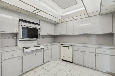 Condo in North Miami, Florida, 2 bedrooms  № 2368357 - photo 9