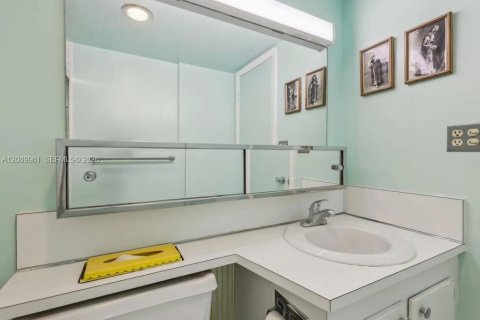 Condo in North Miami, Florida, 2 bedrooms  № 2368357 - photo 26