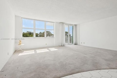 Condo in North Miami, Florida, 2 bedrooms  № 2368357 - photo 3