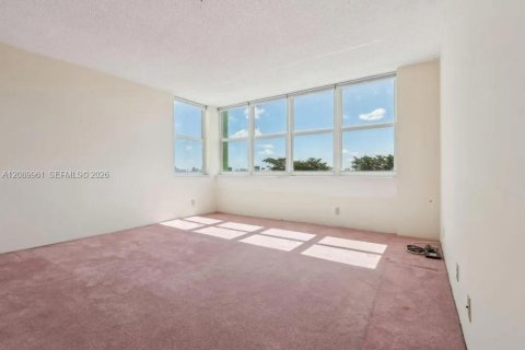 Condo in North Miami, Florida, 2 bedrooms  № 2368357 - photo 19