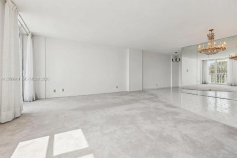 Condo in North Miami, Florida, 2 bedrooms  № 2368357 - photo 7