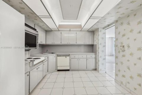 Condo in North Miami, Florida, 2 bedrooms  № 2368357 - photo 10