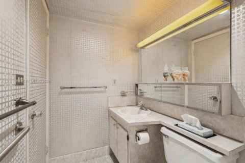 Condo in North Miami, Florida, 2 bedrooms  № 2368357 - photo 21
