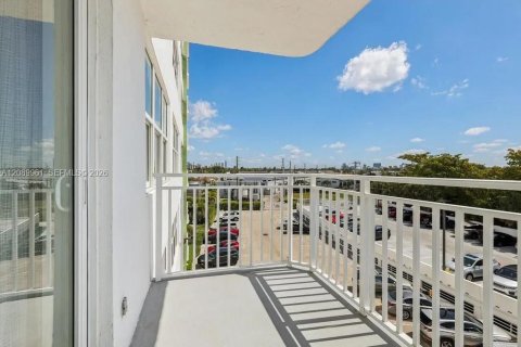 Condo in North Miami, Florida, 2 bedrooms  № 2368357 - photo 29