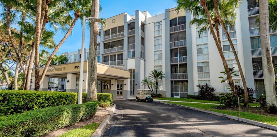 Кондоминиум с 2 спальнями в Дорал, Флорида № 1956117