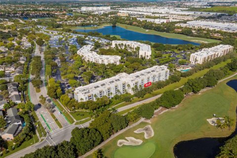 Condo in Doral, Florida, 2 bedrooms  № 1956117 - photo 4