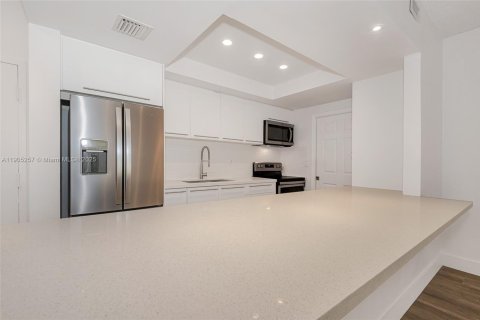 Condo in Doral, Florida, 2 bedrooms  № 1956117 - photo 26