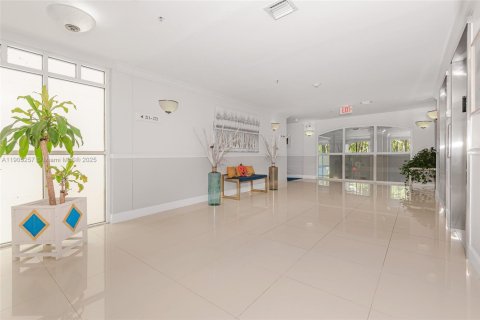 Condo in Doral, Florida, 2 bedrooms  № 1956117 - photo 9