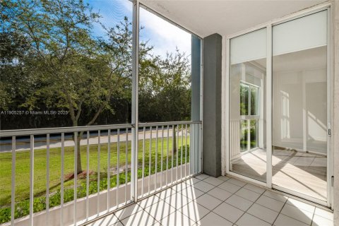 Condo in Doral, Florida, 2 bedrooms  № 1956117 - photo 16