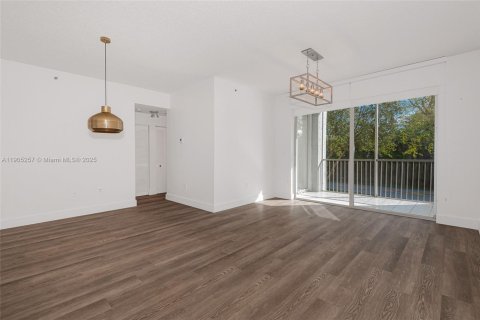 Condo in Doral, Florida, 2 bedrooms  № 1956117 - photo 12