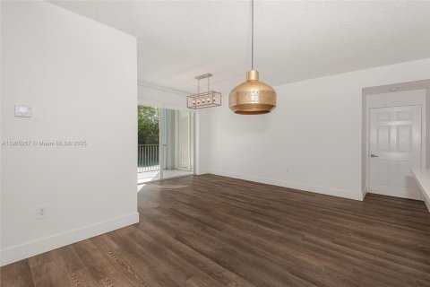 Condo in Doral, Florida, 2 bedrooms  № 1956117 - photo 13