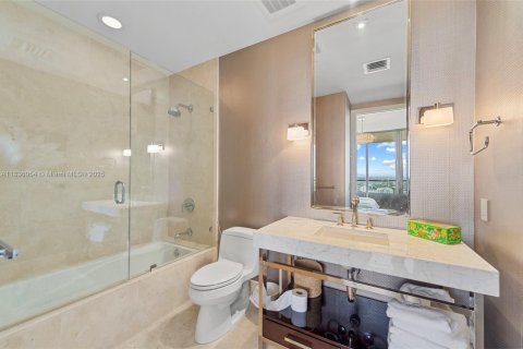 Condominio en alquiler en Bal Harbour, Florida, 2 dormitorios, 148.55 m2 № 1935066 - foto 17