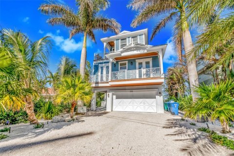 House in Holmes Beach, Florida 5 bedrooms, 327.57 sq.m. № 1865923 - photo 2