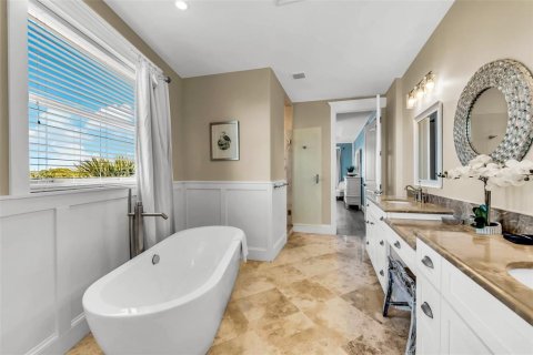House in Holmes Beach, Florida 5 bedrooms, 327.57 sq.m. № 1865923 - photo 27