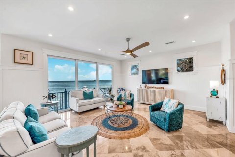 House in Holmes Beach, Florida 5 bedrooms, 327.57 sq.m. № 1865923 - photo 11