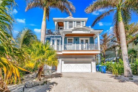 House in Holmes Beach, Florida 5 bedrooms, 327.57 sq.m. № 1865923 - photo 1