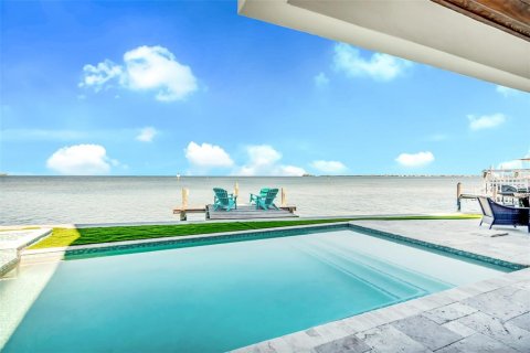 House in Holmes Beach, Florida 5 bedrooms, 327.57 sq.m. № 1865923 - photo 6