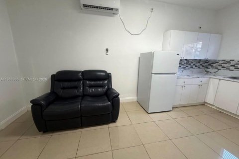 Immobilier commercial à louer à Miami, Floride: 1 chambre № 2029859 - photo 2