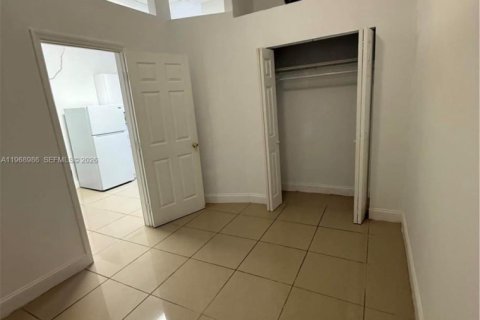 Immobilier commercial à louer à Miami, Floride: 1 chambre № 2029859 - photo 10