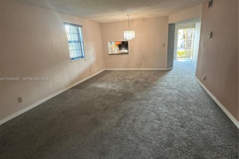 Купить кондоминиум в Тамарак, Флорида 2 спальни, 117.99м2, № 1997421 - фото 4