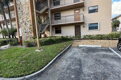 Купить кондоминиум в Тамарак, Флорида 2 спальни, 117.99м2, № 1997421 - фото 3