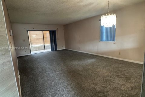 Купить кондоминиум в Тамарак, Флорида 2 спальни, 117.99м2, № 1997421 - фото 18