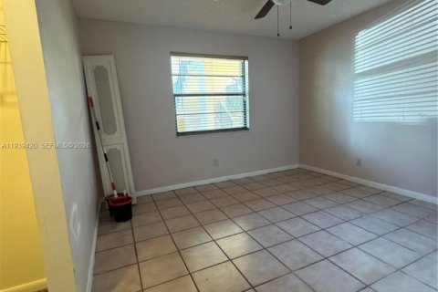 Купить кондоминиум в Тамарак, Флорида 2 спальни, 117.99м2, № 1997421 - фото 11