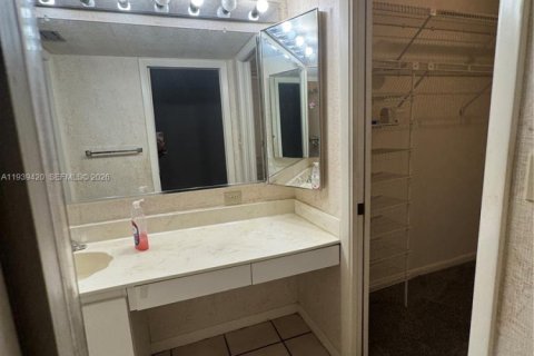 Купить кондоминиум в Тамарак, Флорида 2 спальни, 117.99м2, № 1997421 - фото 7