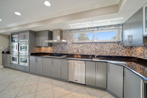 House in Belleair Beach, Florida 4 bedrooms, 408.12 sq.m. № 2208885 - photo 24