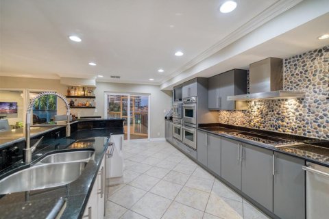 House in Belleair Beach, Florida 4 bedrooms, 408.12 sq.m. № 2208885 - photo 25