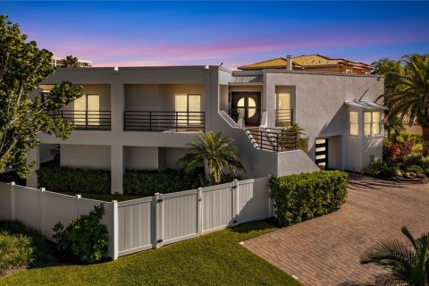 House in Belleair Beach, Florida 4 bedrooms, 408.12 sq.m. № 2208885 - photo 12