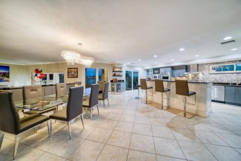 House in Belleair Beach, Florida 4 bedrooms, 408.12 sq.m. № 2208885 - photo 19