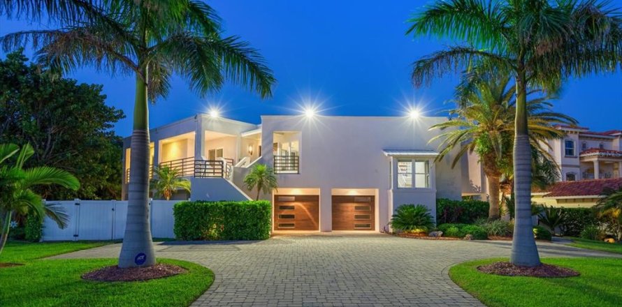 House in Belleair Beach, Florida 4 bedrooms, 408.12 sq.m. № 2208885