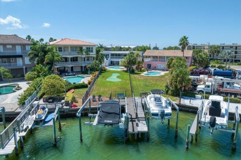 House in Belleair Beach, Florida 4 bedrooms, 408.12 sq.m. № 2208885 - photo 9