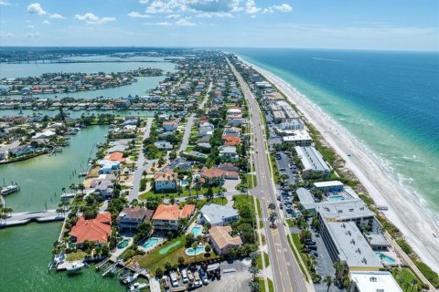 House in Belleair Beach, Florida 4 bedrooms, 408.12 sq.m. № 2208885 - photo 5
