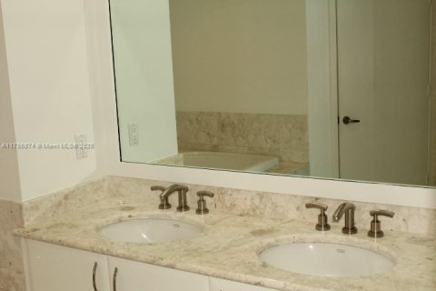 Condominio en alquiler en Miami, Florida, 2 dormitorios, 160.72 m2 № 1701967 - foto 14