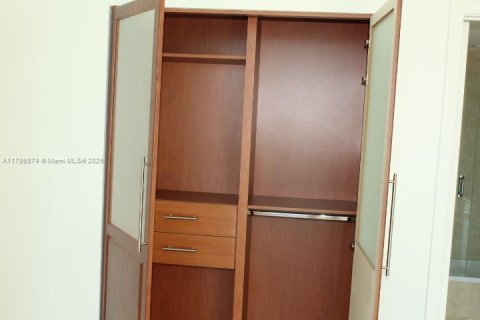 Condominio en alquiler en Miami, Florida, 2 dormitorios, 160.72 m2 № 1701967 - foto 20