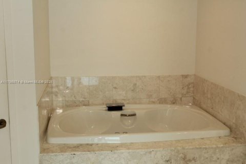 Condominio en alquiler en Miami, Florida, 2 dormitorios, 160.72 m2 № 1701967 - foto 15