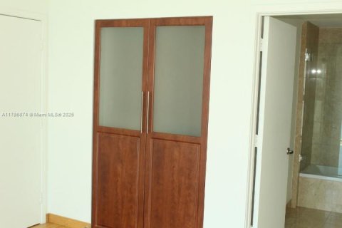 Condominio en alquiler en Miami, Florida, 2 dormitorios, 160.72 m2 № 1701967 - foto 19