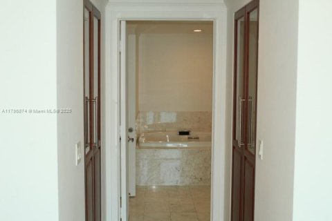 Condominio en alquiler en Miami, Florida, 2 dormitorios, 160.72 m2 № 1701967 - foto 16