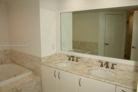 Condominio en alquiler en Miami, Florida, 2 dormitorios, 160.72 m2 № 1701967 - foto 12
