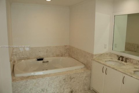 Condominio en alquiler en Miami, Florida, 2 dormitorios, 160.72 m2 № 1701967 - foto 11