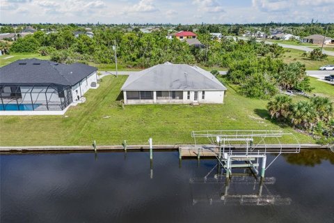 House in Port Charlotte, Florida 2 bedrooms, 153.57 sq.m. № 1908216 - photo 2