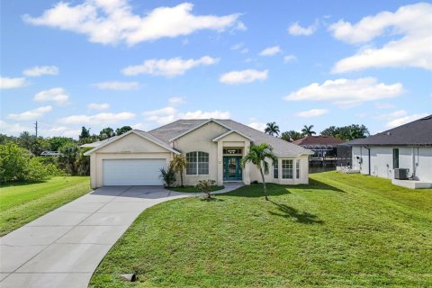 House in Port Charlotte, Florida 2 bedrooms, 153.57 sq.m. № 1908216 - photo 1