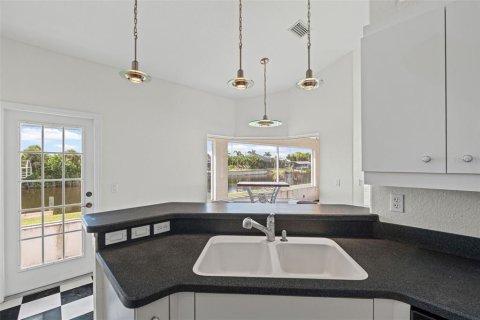 House in Port Charlotte, Florida 2 bedrooms, 153.57 sq.m. № 1908216 - photo 10