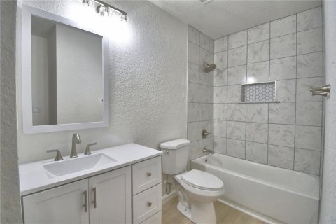 House in Avon Park, Florida 4 bedrooms, 205.87 sq.m. № 2096330 - photo 18