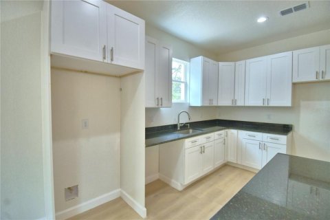 House in Avon Park, Florida 4 bedrooms, 205.87 sq.m. № 2096330 - photo 8