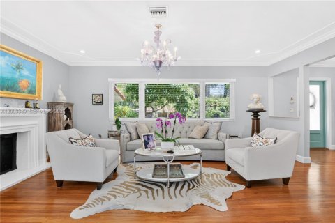 House in Coral Gables, Florida 3 bedrooms, 175.59 sq.m. № 2066792 - photo 4